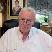 Dr. Juan Buker packt aus